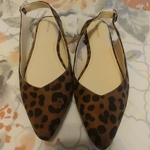 Attention animal print flats